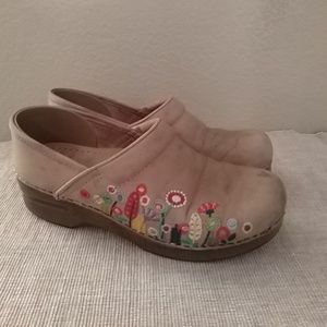 Embroidered Dansko Clogs size 39